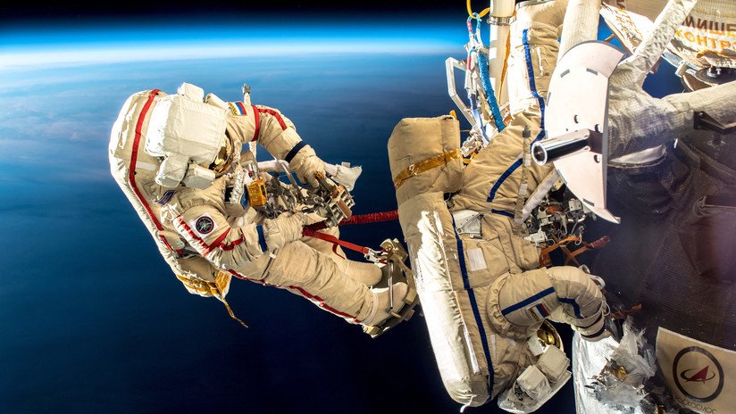 VIDEO: Cosmonautas rusos realizan una caminata desde la Estación Espacial Internacional