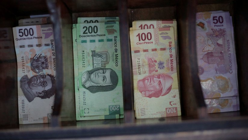 El peso mexicano cae más del 2 % tras el anuncio de Trump sobre los nuevos aranceles
