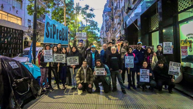 Acampe de los trabajadores de la agencia argentina Télam para exigir la reincorporación de los despedidos