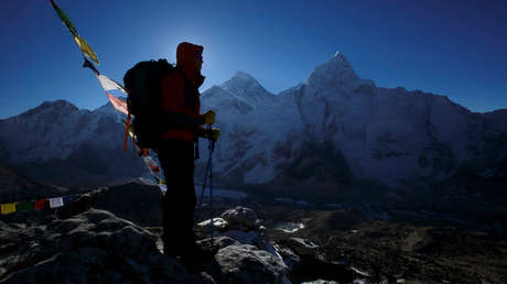 Un equipo especializado recoge en el Everest 3 toneladas de basura... y halla 4 cadáveres