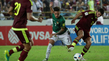 VIDEO: Futbolista boliviano sufre una escalofriante doble fractura tras una violenta entrada de un oponente