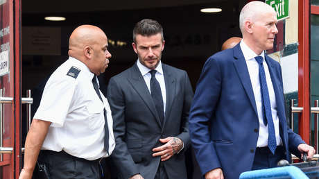 Suspenden la licencia de conducción de David Beckham por usar el teléfono al volante