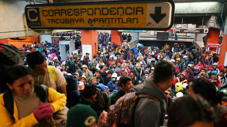 VIDEOS: Pasajeros caen por las escaleras eléctricas de una estación saturada en el metro de Ciudad de México