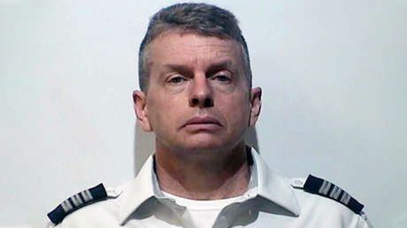 Arrestan a un piloto de American Airlines acusado de triple homicidio minutos antes de despegar