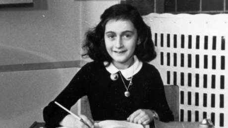 Revista estudiantil se disculpa tras publicar una foto manipulada de Ana Frank en bikini (FOTO)