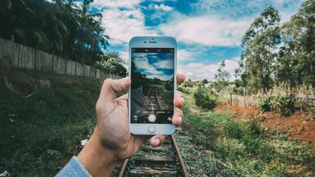Artista lanza una cruzada 'anti-selfi' fotografiándose tumbada boca abajo en lugares turísticos