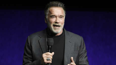 VIDEO: Atacan con una patada voladora a Arnold Schwarzenegger en Sudáfrica
