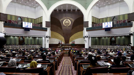 VIDEO: Un legislador afgano intenta apuñalar a un opositor en el Parlamento