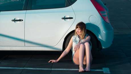 Pasea a su marido desnudo sobre un auto como castigo por su infielidad (VIDEOS)