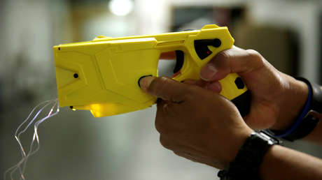 Arrestan en Japón a un hombre que usó una pistola eléctrica para castigar a sus tres hijos