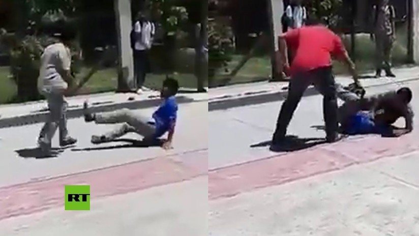 VIDEO: Un profesor mexicano golpea con su cinturón a dos estudiantes enzarzados en una pelea