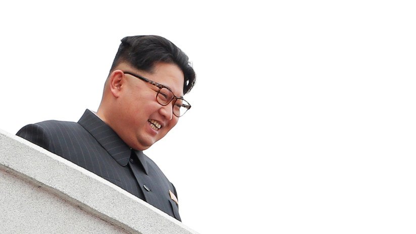 Medios norcoreanos difunden una desconcertante foto de Kim Jong-un riéndose en medio de niñas que lloran