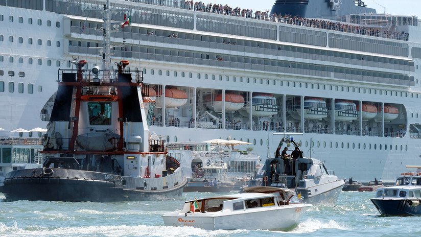 VIDEOS: Choque de un crucero contra un muelle y un barco turístico en ...