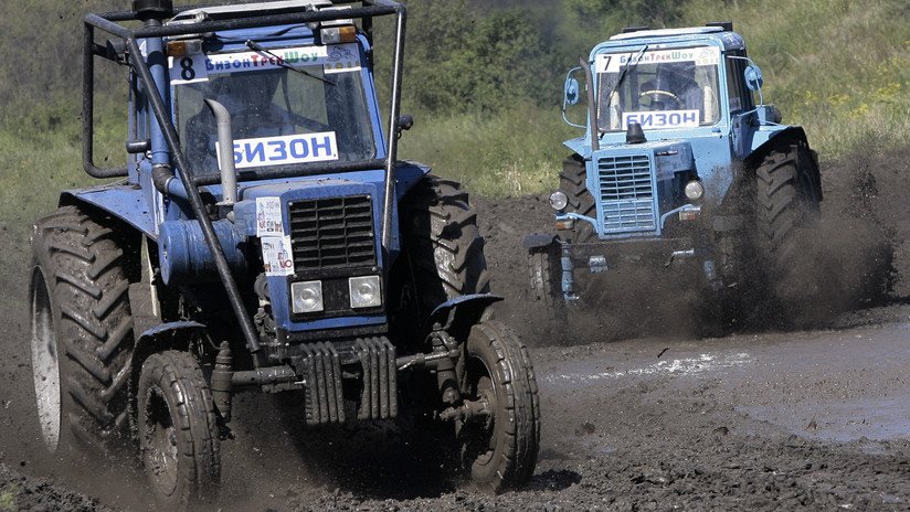 VIDEO: Un tractor a todo gas se sale de pista durante un 'rally' en Rusia y casi atropella a los fotógrafos