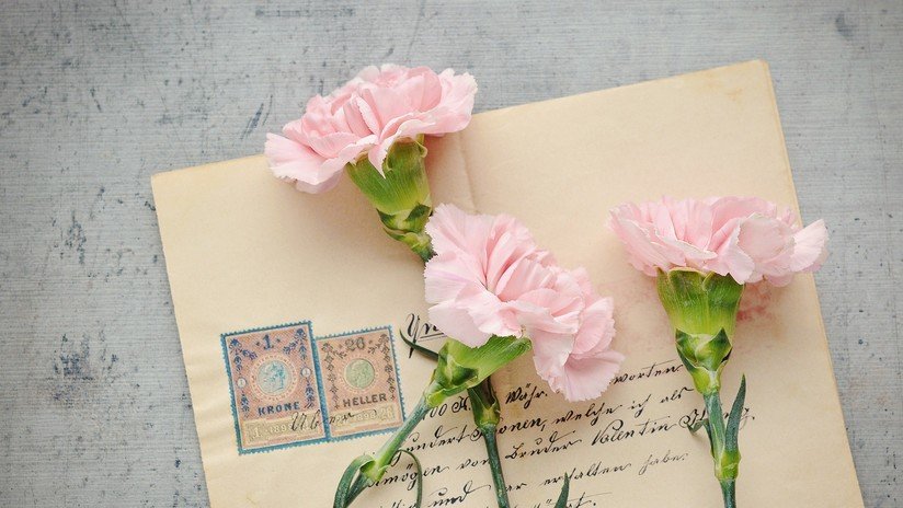 Una mujer recibe una tarjeta postal enviada a su dirección hace 112 años