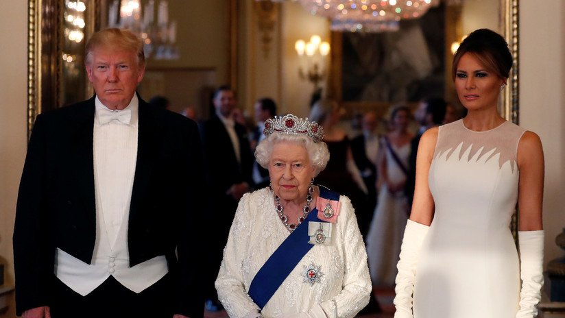 Melania salva a Trump de un momento incómodo por no poder reconocer el regalo que le dio a la reina Isabel II el año pasado