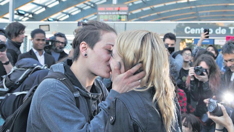 El 'crimen del beso': empieza el juicio contra la mujer detenida tras besar a su esposa en el subte de Buenos Aires