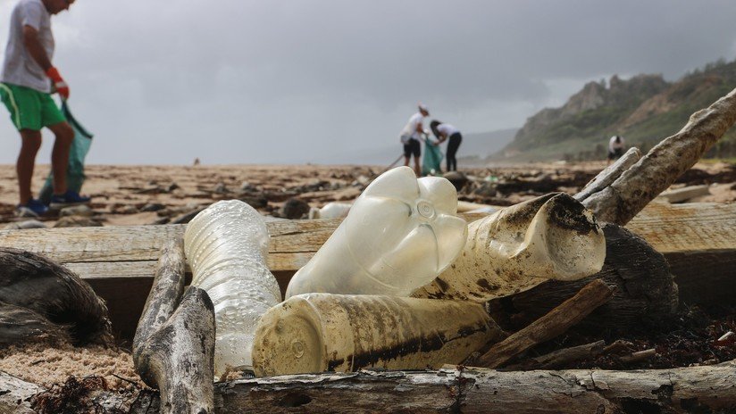 FOTO: El mar devuelve a una playa española una botella de plástico de hace 46 años intacta