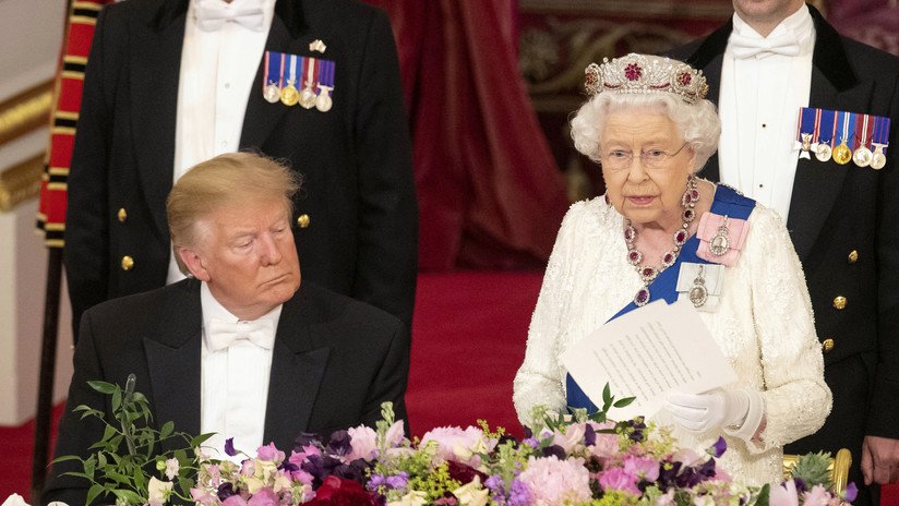 VIDEO: Captan a Trump 'durmiéndose' durante el discurso de bienvenida de la reina Isabel II