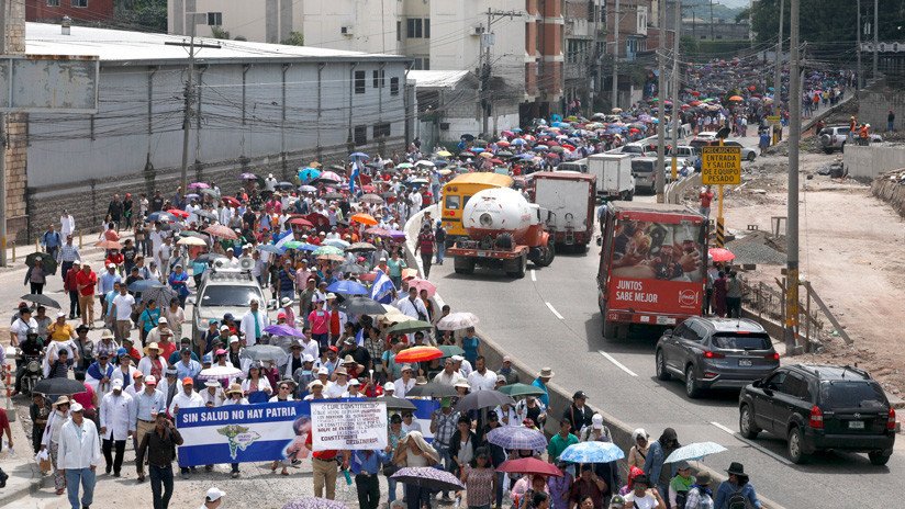 Miles de hondureños mantienen las protestas contra el Gobierno, pese a la derogación de las polémicas reformas