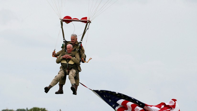 VIDEO: Veterano de 97 años salta en paracaídas sobre Normandía recreando el viaje que realizó hace 75 años