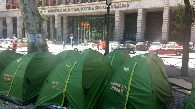 "Violencia de Estado": Más de 100 personas sin hogar acampan frente al Ministerio de Sanidad en Madrid para exigir viviendas dignas