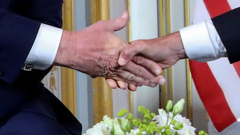 Nueva ronda de la 'batalla de los apretones': Macron estrecha la mano a Trump con tanta fuerza que le deja la marca de su pulgar (FOTOS)