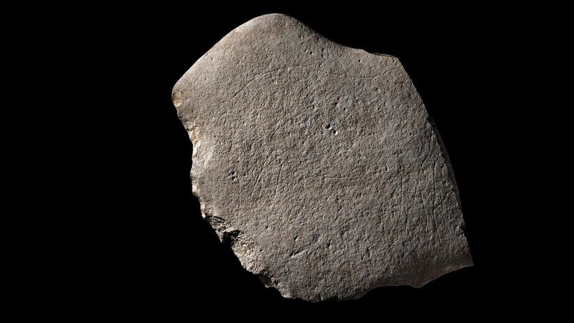 FOTOS: Excavan en Francia un "excepcional" grabado prehistórico de 12.000 años con dibujos de animales