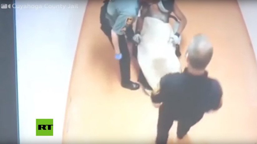 VIDEO: Guardias golpean a un interno con enfermedad mental atado a una silla de ruedas en un penal de EE.UU.