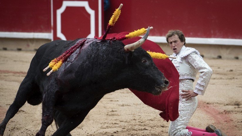 FOTOS: Torero español sufre una terrible cornada de 30 centímetros en la pierna