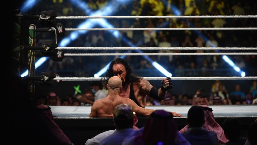 VIDEO: Goldberg colapsa tras el combate con The Undertaker, en el que sufrió una conmoción al "noquearse" a sí mismo