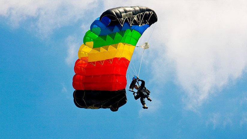 VIDEO: El impactante momento en que un paracaidista se hiere una pierna al chocar contra un muro