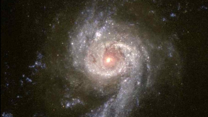 Astrónomos descubren un enorme 'puente' de ondas de radio que une dos cúmulos de galaxias