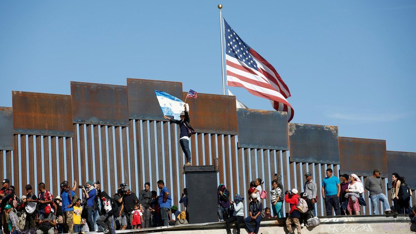 FOTO: Ordenan crear y mantener indefinidamente abierta una puerta en un muro fronterizo privado frente a México