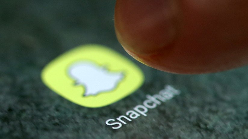 Un joven 'caza' a un policía pedófilo usando en Tinder fotos suyas con filtros Snapchat que cambian el sexo