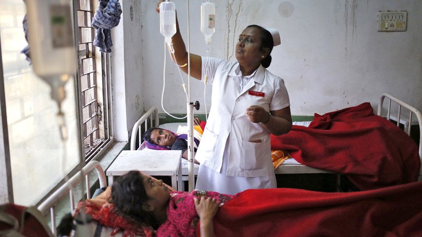 Decenas de niños fallecen en India por un brote de encefalitis supuestamente vinculado con el consumo de lichis