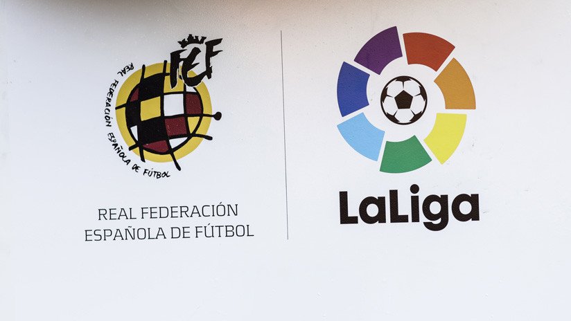 250.000 euros de multa a la Liga española de fútbol por usar el micrófono de los móviles para cazar bares 'piratas'