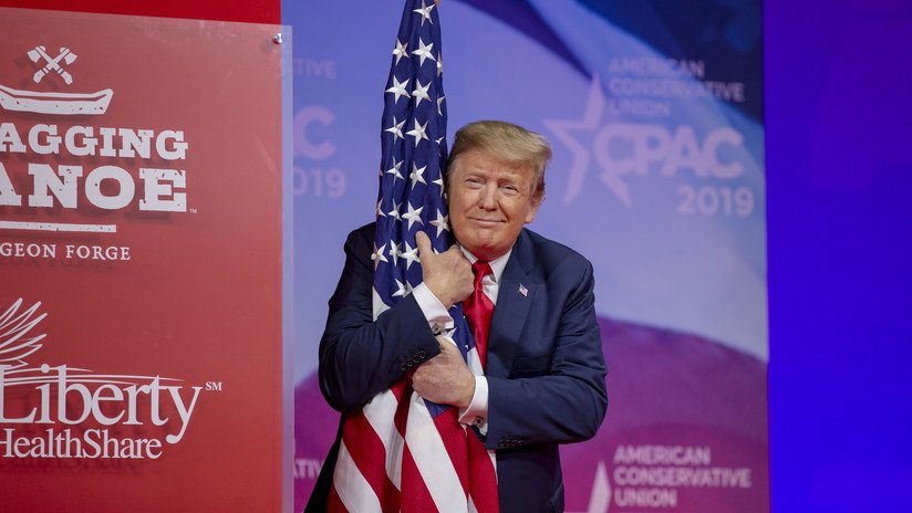 El extraño y 'apasionado' abrazo de Trump a la bandera de EE.UU. alborota la Red