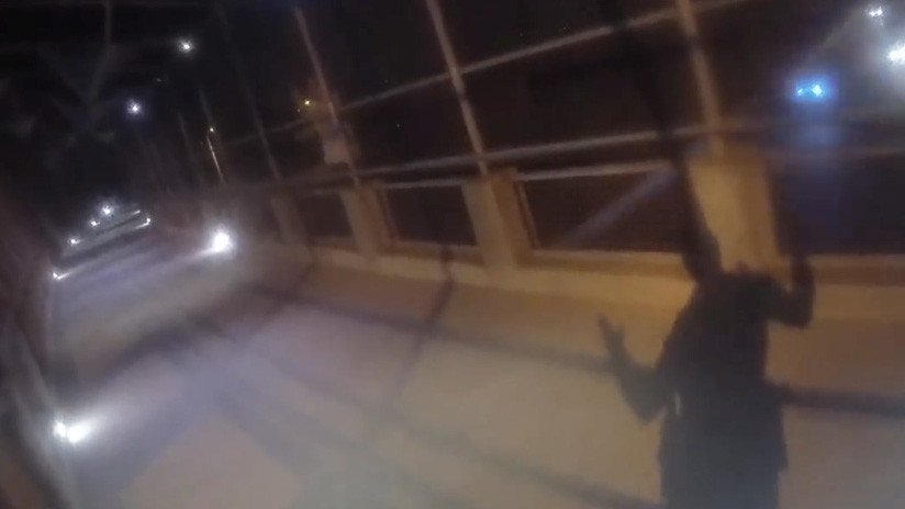 VIDEO: Un policía salva a un suicida que iba a tirarse de un puente ofreciéndole un abrazo
