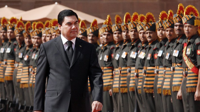 VIDEO: El presidente de Turkmenistán practica el tiro al blanco montado en bicicleta