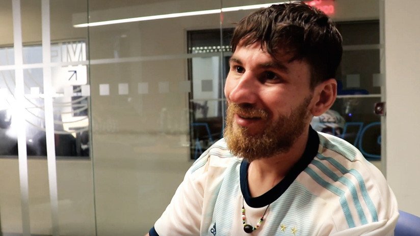 VIDEO: Un doble brasileño de Messi vende sus posesiones para ver a su ídolo en la Copa América