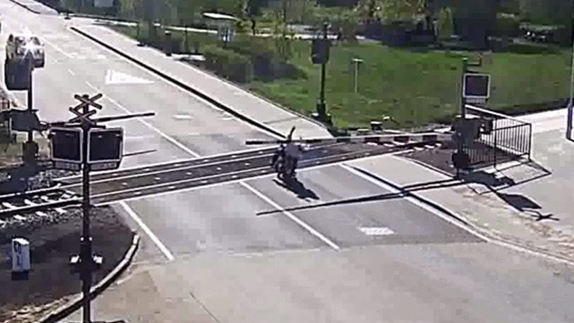 VIDEO: Un motociclista cae sobre las vías y lo salvan milagrosamente ante la llegada de un tren
