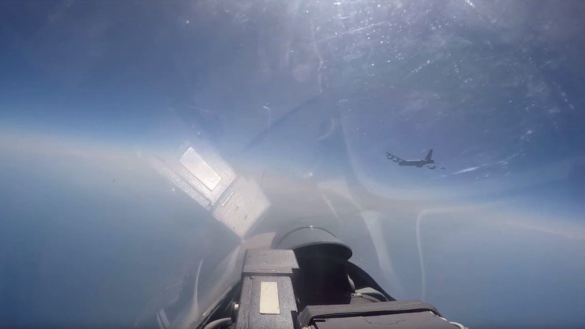VIDEO: Momento exacto en que un Su-27 ruso intercepta a un bombardero de EE.UU. cerca de las fronteras de Rusia