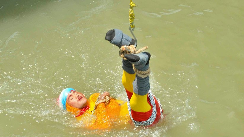 Hallan el cuerpo del ilusionista indio desaparecido tras sumergirse en un río atado de pies y manos