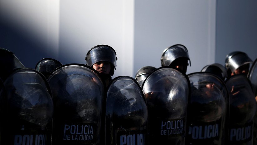 Detienen a 8 policías de Argentina por el crimen de una adolescente de 17 años durante un operativo