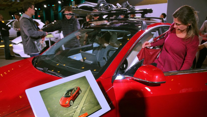 VIDEO: Una inventora fabrica su propia 'pick-up' eléctrica Tesla, cansada de esperar la versión oficial