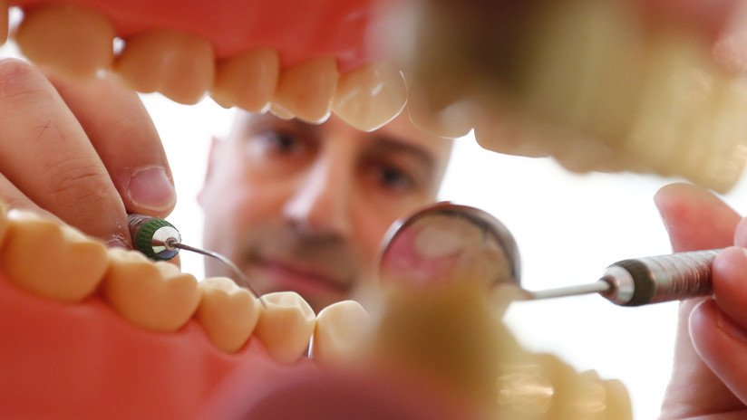 Una mujer denuncia por estafa a 10 dentistas que le "destrozaron la boca" 