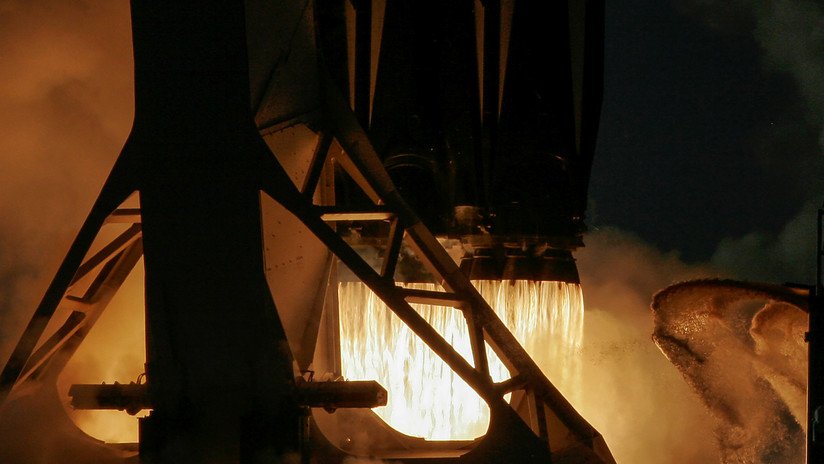 El Falcon Heavy se prepara para su primer lanzamiento nocturno con 24 satélites a bordo