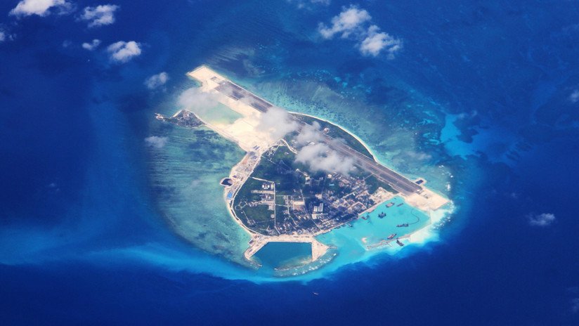 FOTO: Imágenes satelitales muestran el despliegue de cazas chinos en una isla disputada del mar de la China Meridional