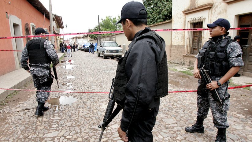Enfrentamiento entre civiles armados y policías deja cuatro muertos y dos heridos en México